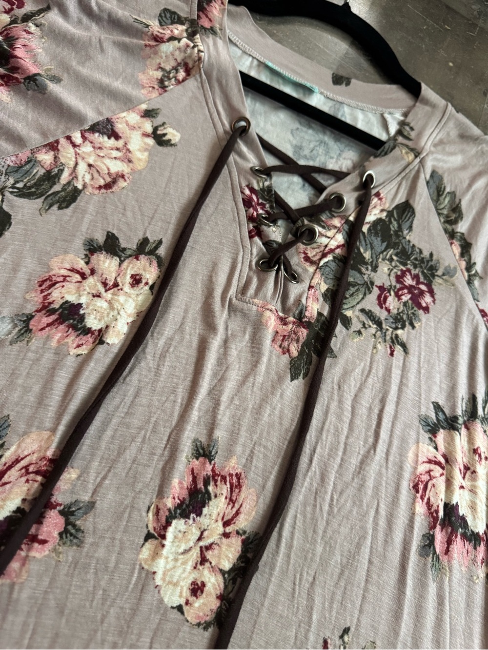 P.S. Kate Size Small Women’s Lace-Up Floral Short Sleeve Tee in Dusty Mauve